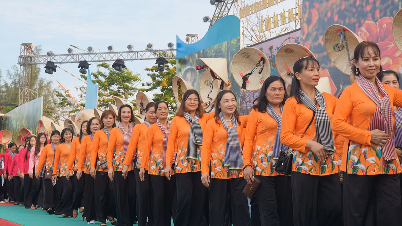 Áo bà ba với chiếc nón lá, khăn rằn là biểu tượng chân chất và thật thà của phụ nữ Nam Bộ. Ảnh: Hòa Hội.