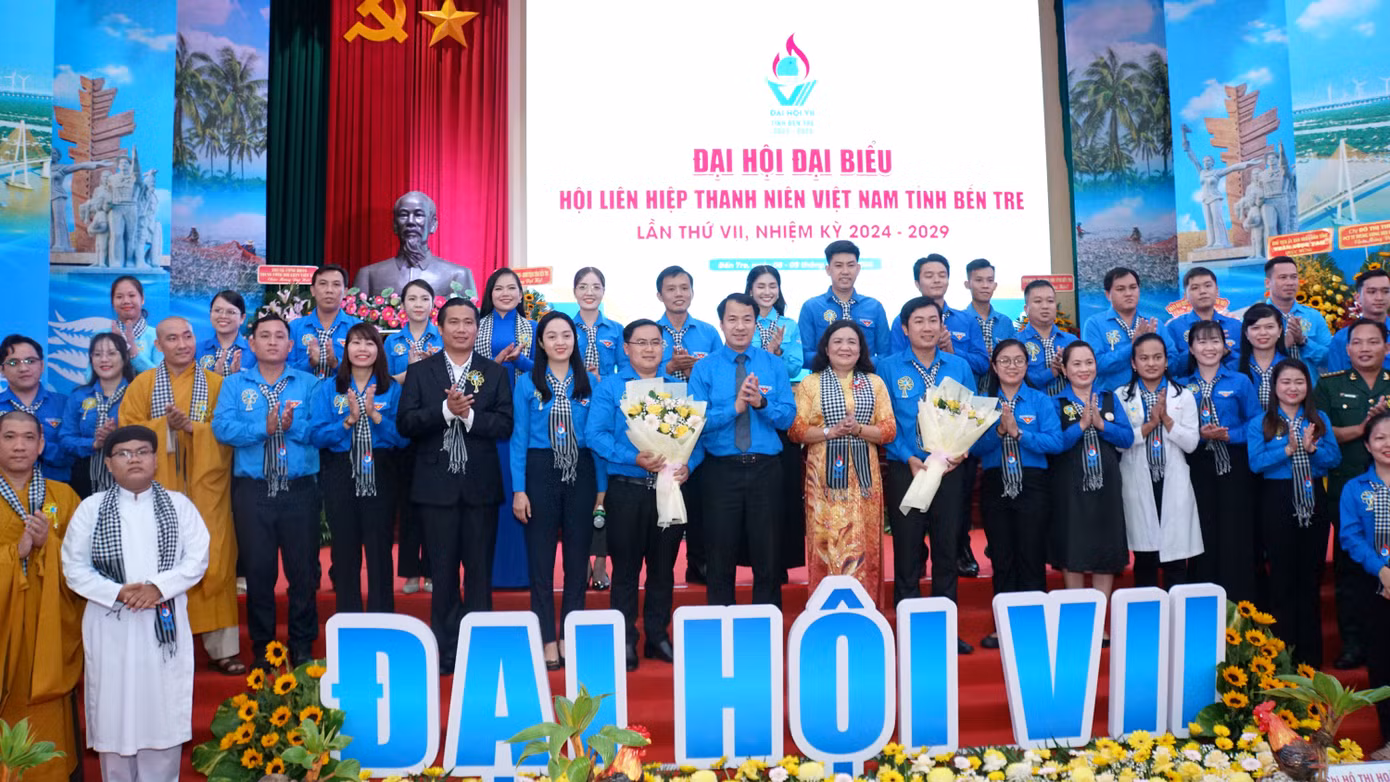 Ủy ban Hội LHTN Việt Nam khóa VII ra mắt đại hội. Ảnh: Hòa Hội
