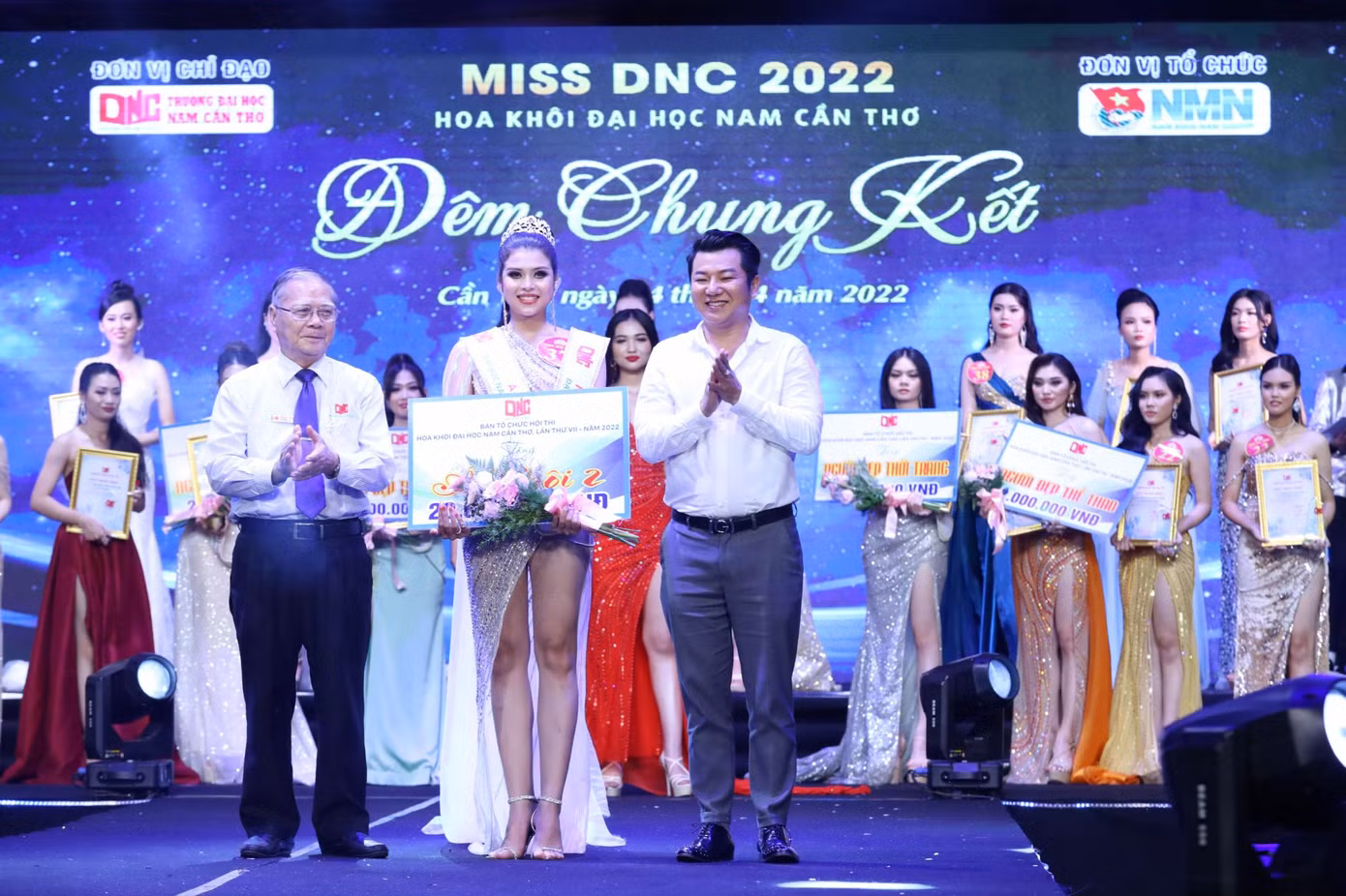 Thí sinh Trần Khả Di đoạt danh hiệu Á khôi 2 Á khôi 3 thuộc về thí sinh Văng Thị Chúc Lam Thí sinh Lê Thị Kim Hậu đoạt danh hiệu Á khôi 4. - Ảnh: Minh Trung