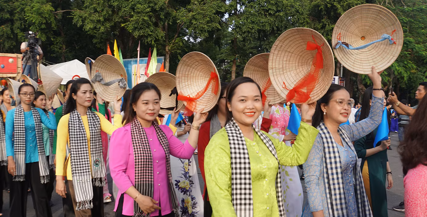 Cán bộ công sở duyên dáng trong trang phục áo bà ba. Ảnh: Hòa Hội.