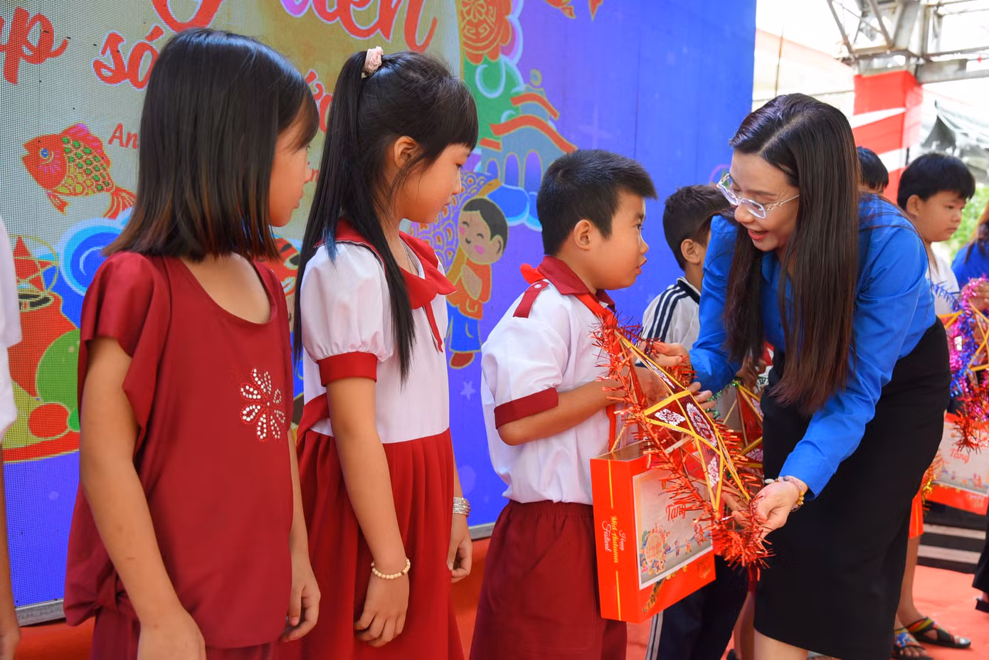 Chị Nguyễn Phạm Duy Trang - Bí thư T.Ư Đoàn, Chủ tịch Hội đồng Đội T.Ư tặng quà Trung thu cho thiếu nhi An Giang. Ảnh: Hòa Hội