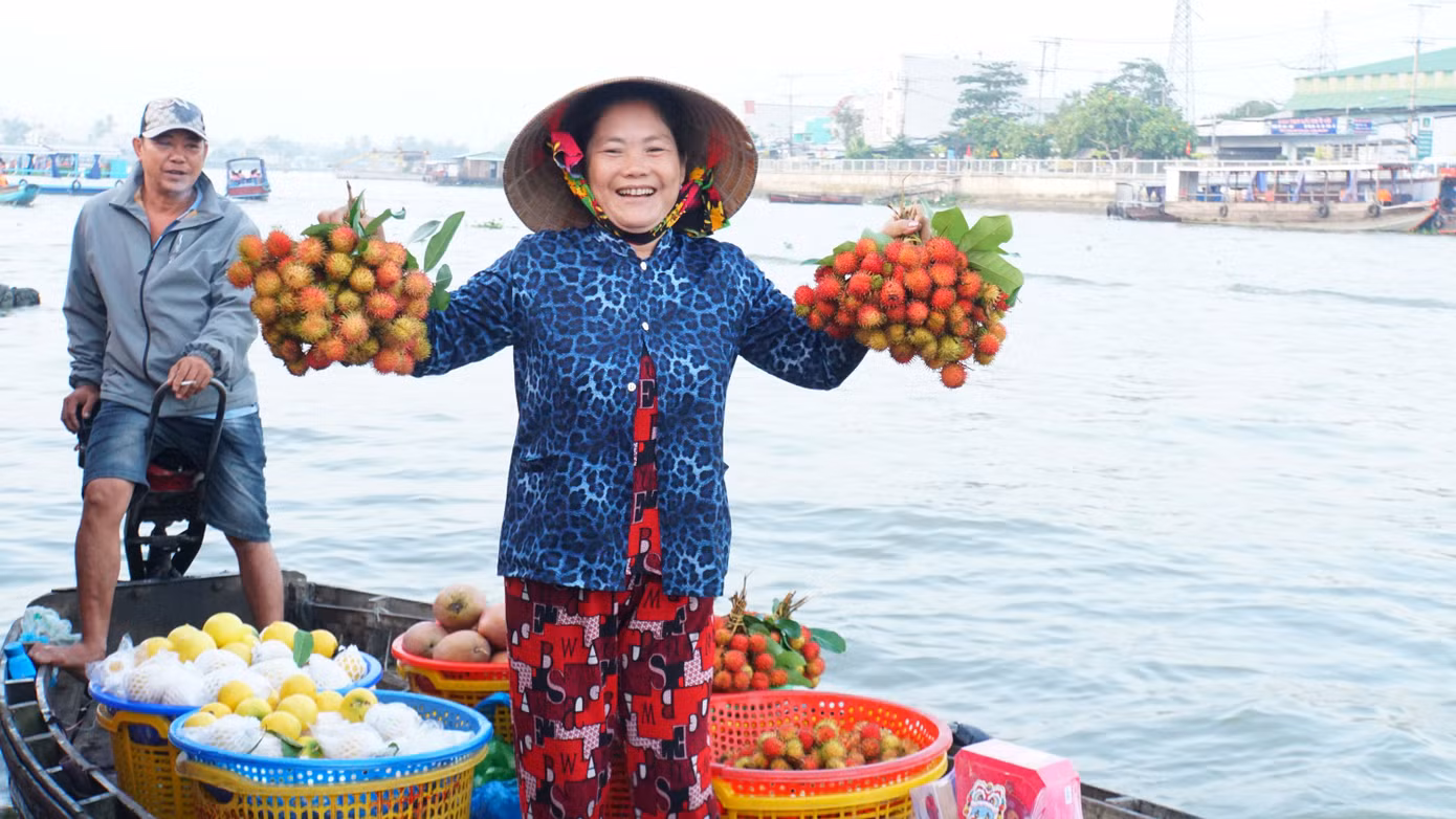 Thương hồ bán trái cây chợ nổi Cái Răng. Ảnh: Hòa Hội.