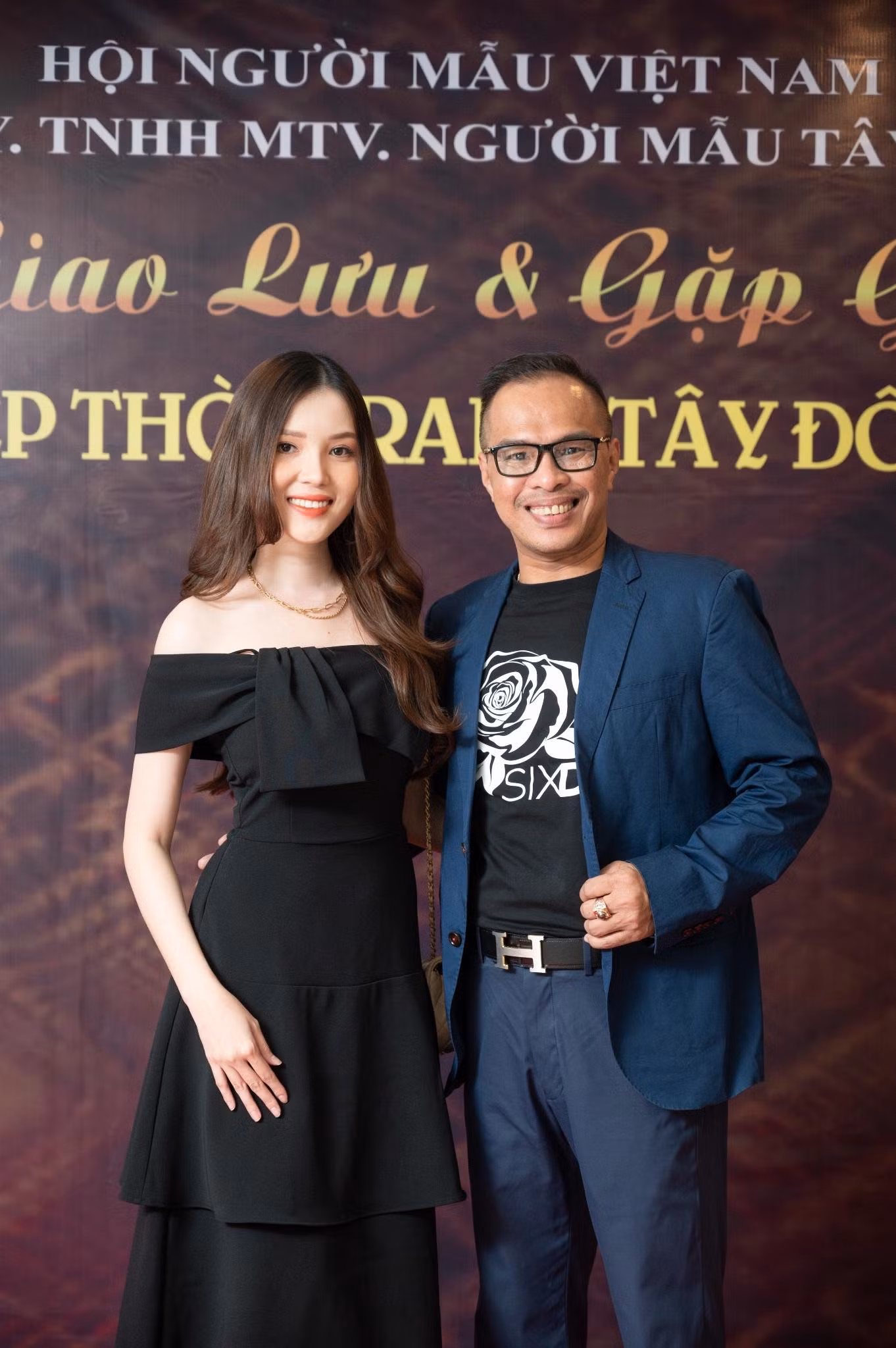 Ông Nguyễn Phú, Trưởng Ban tổ chức cuộc thi cùng Hoa khôi Huỳnh Thúy Vi Ông Nguyễn Phú, Trưởng Ban tổ chức cuộc thi cùng Hoa khôi Huỳnh Thúy Vi