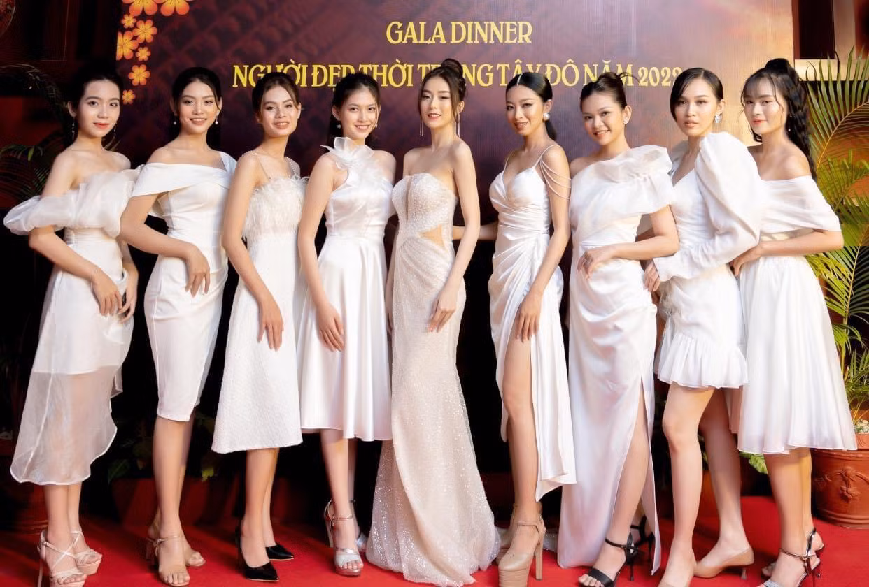Các thí sinh trong trang phục trắng Các thí sinh trong trang phục trắng