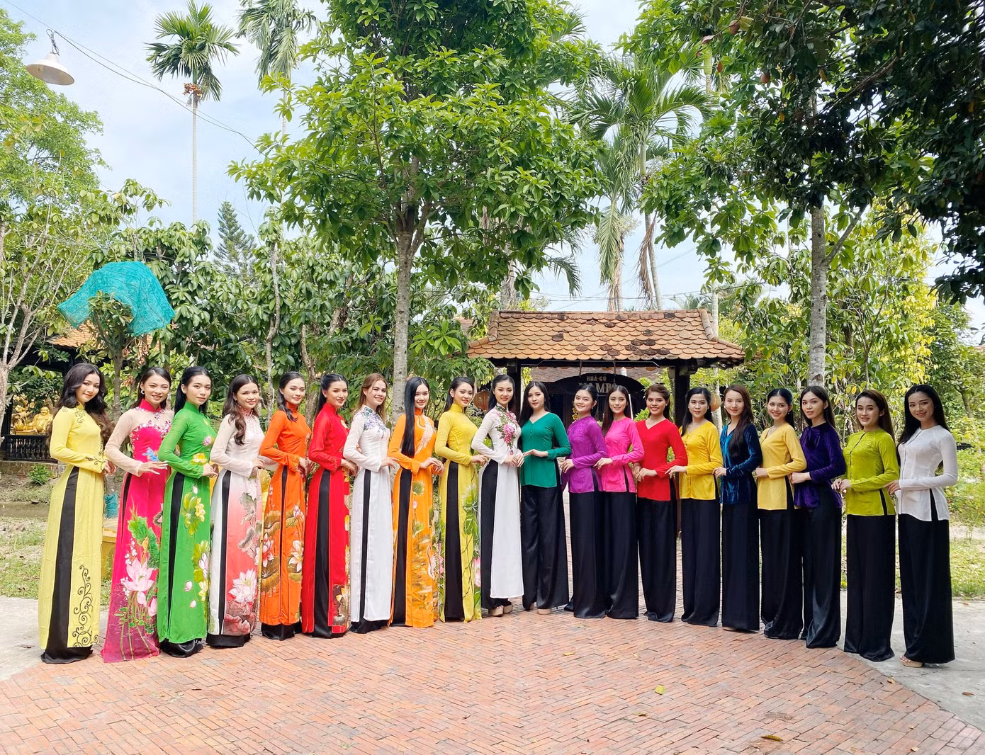 20 thí sinh vào chung kết cuộc thi “Người đẹp Thời trang Tây Đô “ năm 2022. - Ảnh: BTC 20 thí sinh vào chung kết cuộc thi “Người đẹp Thời trang Tây Đô “ năm 2022. - Ảnh: BTC