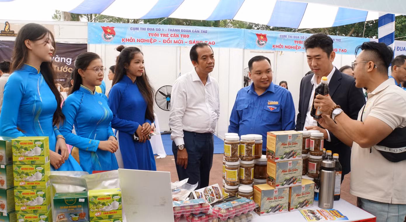 Giới thiệu sản phẩm thanh niên khởi nghiệp Cần Thơ. Ảnh: Hòa Hội