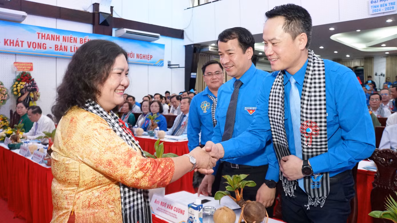Bà Hồ Thị Hoàng Yến - Quyền Bí thư Tỉnh ủy Bến Tre bắt tay lãnh đạo Trung ương Đoàn, Trung ương Hội LHTN Việt Nam. Ảnh: Hòa Hội