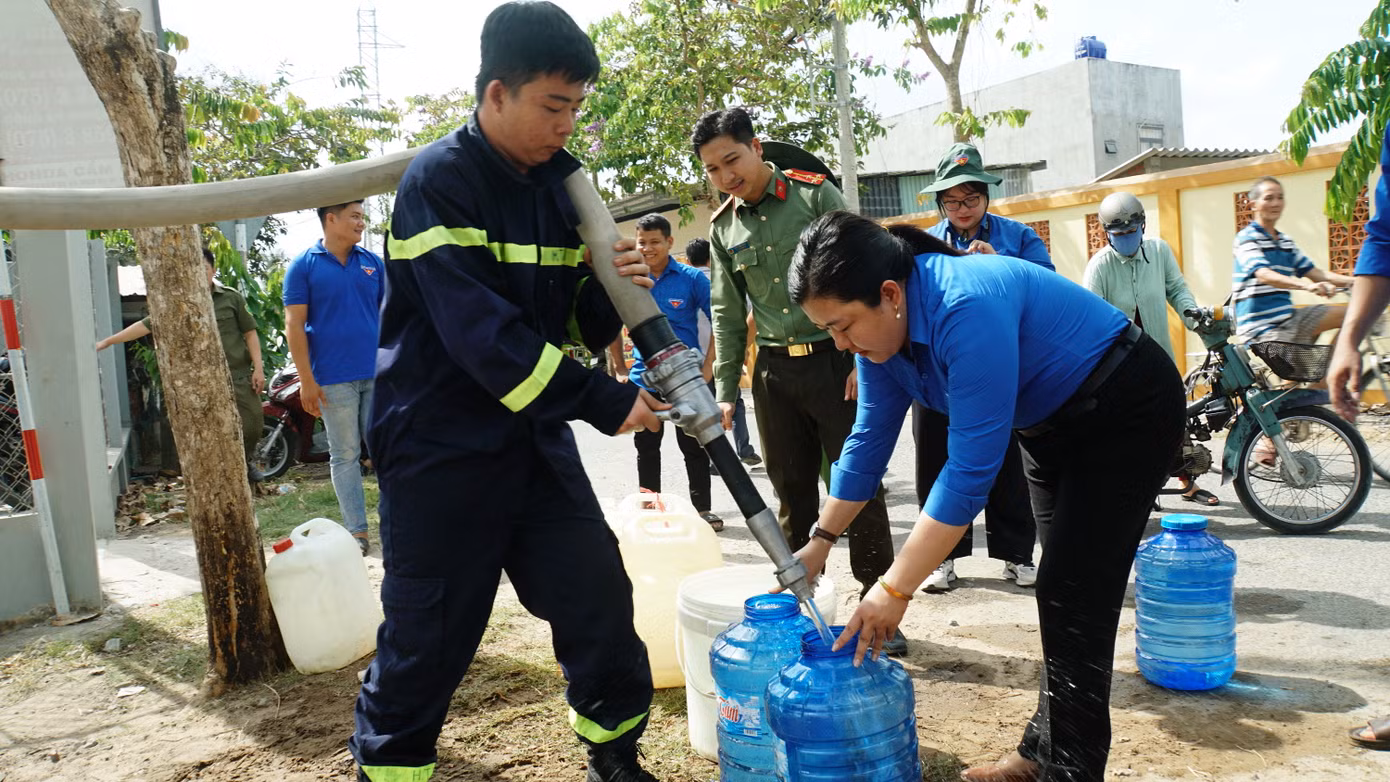 Chị Lâm Như Quỳnh – Bí thư Tỉnh Đoàn Bến Tre hỗ trợ nước ngọt giúp dân mùa hạn mặn. Ảnh: Hòa Hội