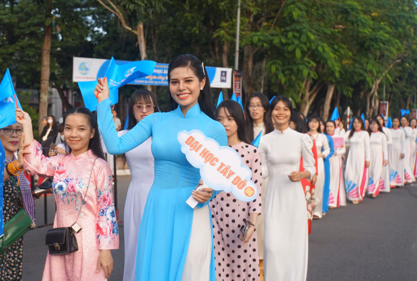 Hoa khôi Sinh viên trường đại học Tây Đô - Ngô Thị Tường Vi thướt tha trong tà áo dài. Ảnh: Hòa Hội.