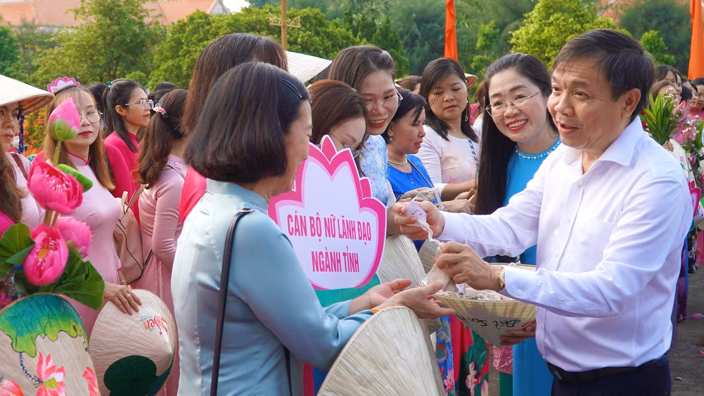 Lãnh đạo tỉnh Đồng Tháp trao tặng túi hạt sen hồng với mong muốn lan tỏa tình yêu hoa sen.