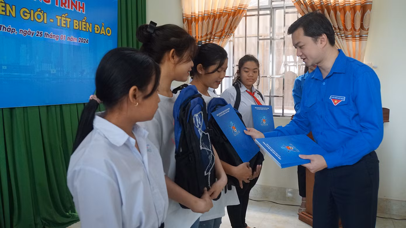 Tại chương trình, Bí thư Trung ương Đoàn Nguyễn Minh Triết trao tặng 24 phần quà cho học sinh có người thân mất do dịch COVID-19, trị giá 1,5 triệu đồng/suất. Ảnh: Hòa Hội
