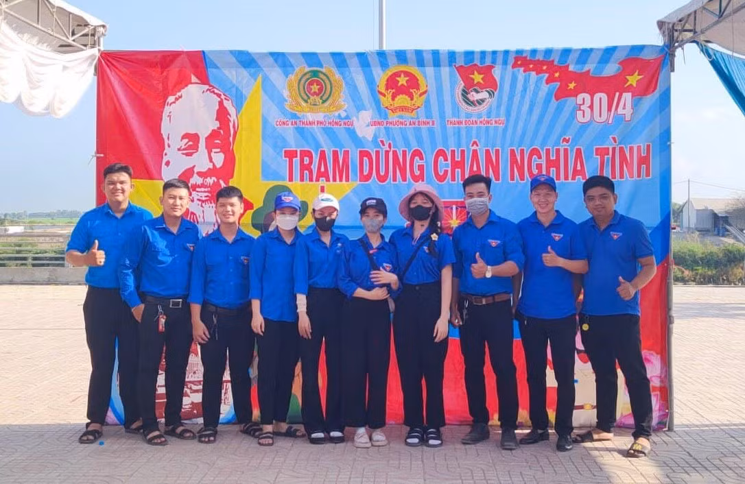 Anh Lê Hoàng Quyết - Phó Bí thư Tỉnh Đoàn Đồng Tháp cho biết, mô hình này được triển khai trên địa bàn tỉnh nhiều năm, nhằm phát huy vai trò xung kích, tình nguyện cùng tinh thần tương thân, tương ái của đoàn viên, thanh niên. Thông qua đó lồng ghép các nội dung tuyên truyền về an toàn giao thông giúp người dân về quê đón lễ an toàn, nhất là vào dịp lễ, tết. Ảnh: TĐ ĐT