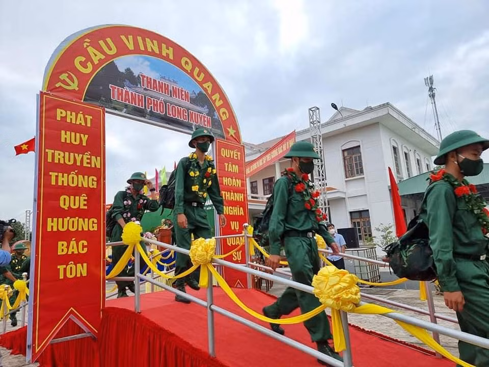 Theo đó, 100% huyện, thị xã, thành phố ở An Giang đã hoàn thành chỉ tiêu giao, quân. Toàn tỉnh tuyển chọn 1.744 thanh niên giao về các đơn vị, gồm: Bộ Chỉ huy Quân sự tỉnh, Bộ Chỉ huy Bộ đội Biên phòng tỉnh, Công an tỉnh; Sư đoàn 330, Lữ đoàn 950, Lữ đoàn 6, Lữ đoàn 416 (Quân khu 9). - Ảnh: TĐ AG