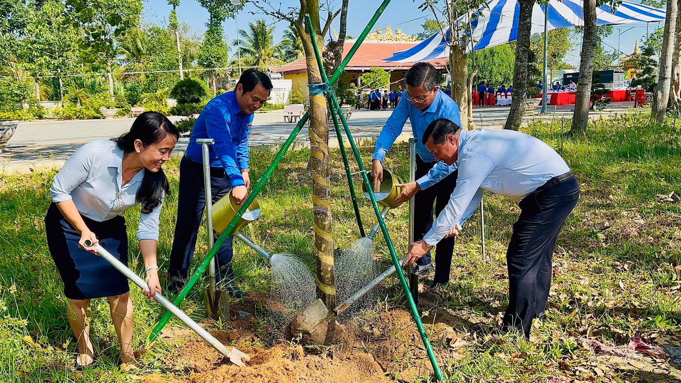 Lãnh đạo tỉnh Kiên Giang tham gia trồng cây xanh. Ảnh: TĐ KG