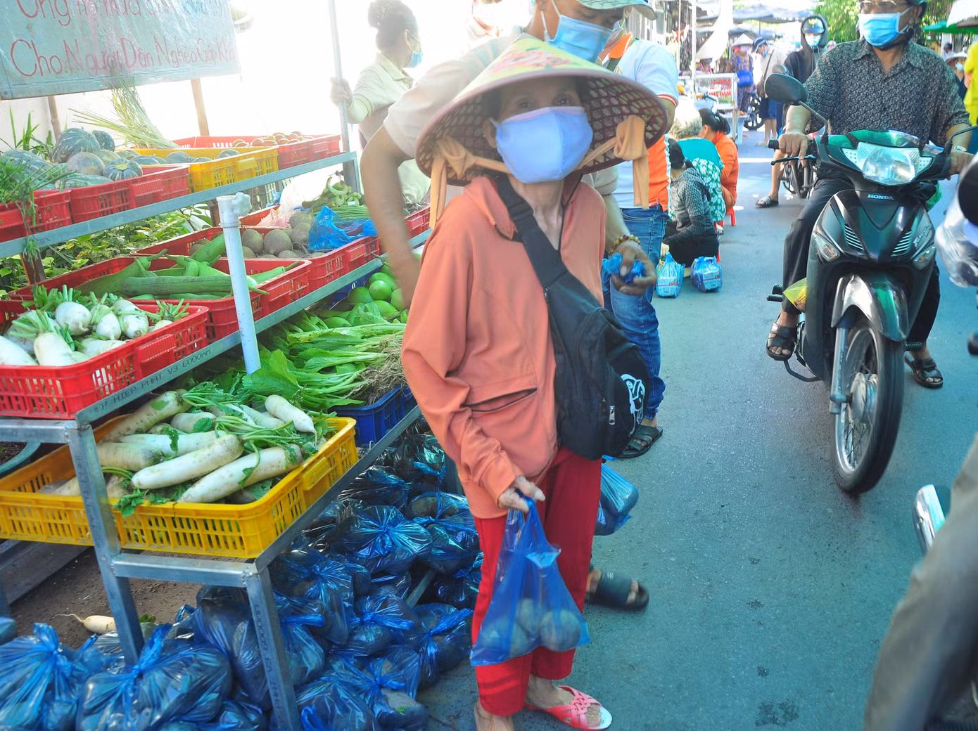 Cụ già bán vé số tranh thủ ghé xin khoai về nấu ăn