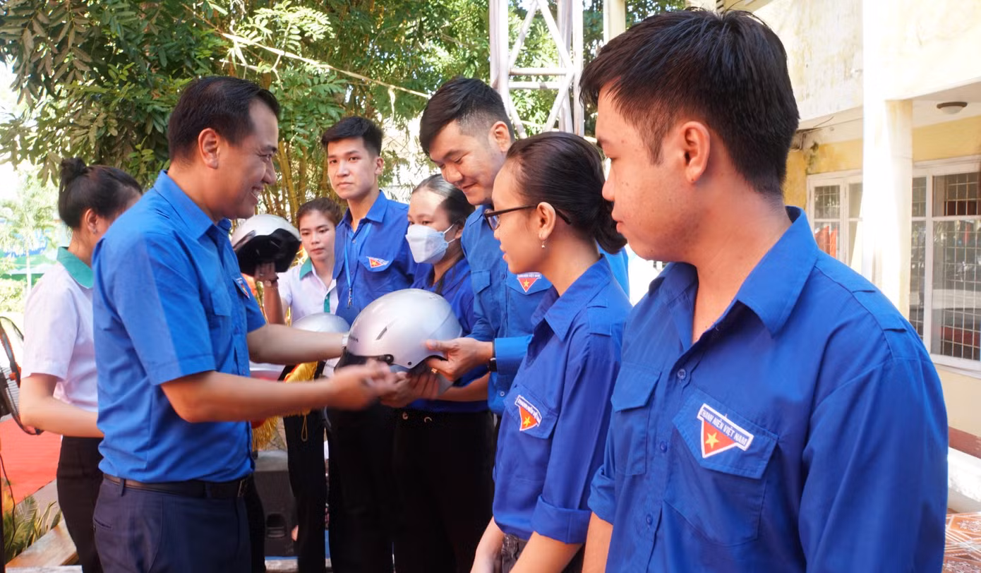 Anh Nguyễn Hải Minh tặng mũ bảo hiểm cho các đơn vị