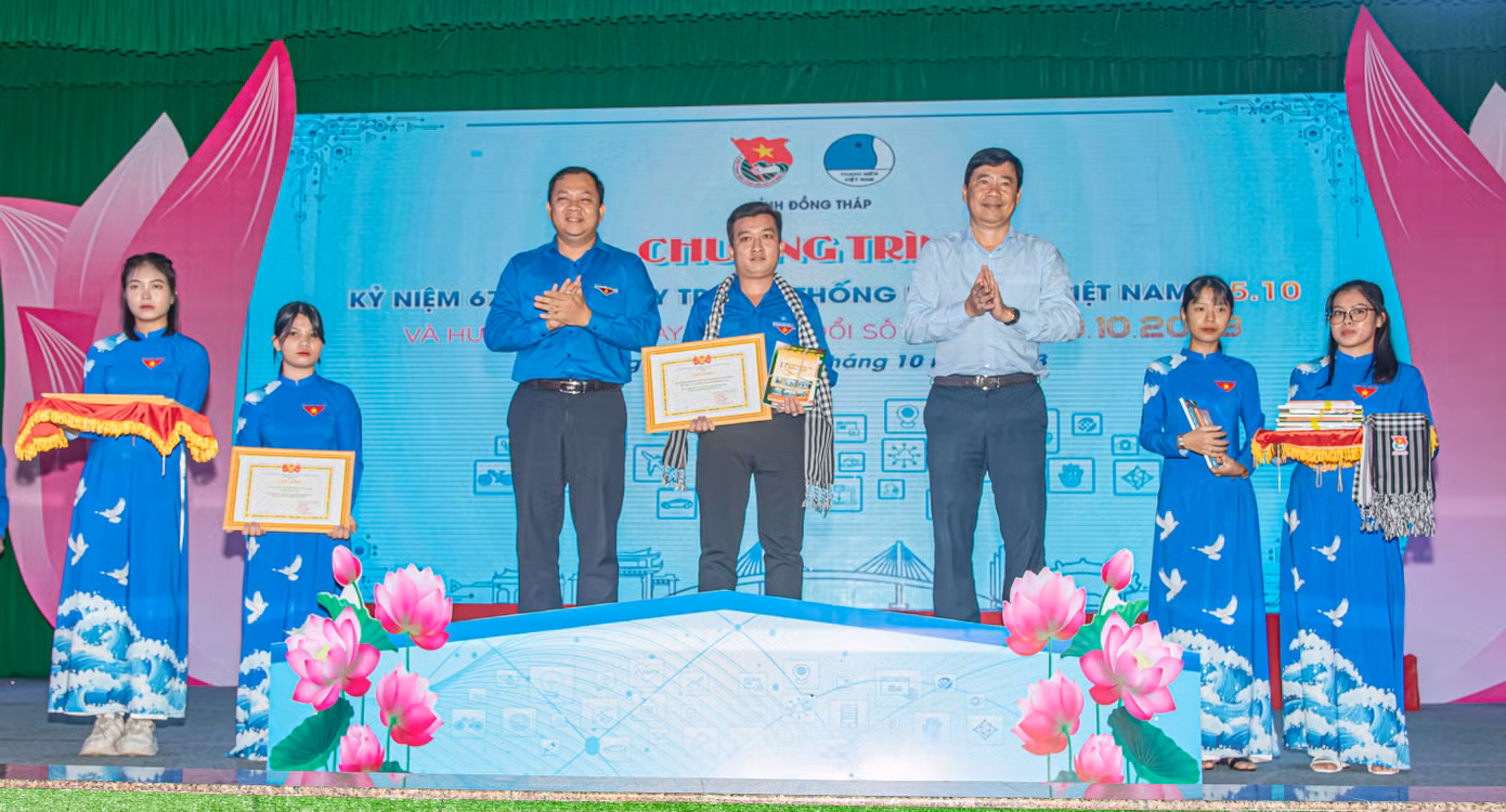Chủ tịch UBND tỉnh Đồng Tháp Phạm Thiện Nghĩa cùng anh Huỳnh Minh Thức - Bí thư Tỉnh Đoàn Đồng Tháp (áo xanh) trao tặng giấy khen cho đại diện tập thể có nhiều đóng góp trong tham gia thực hiện chuyển đổi số. Ảnh: TĐ ĐT