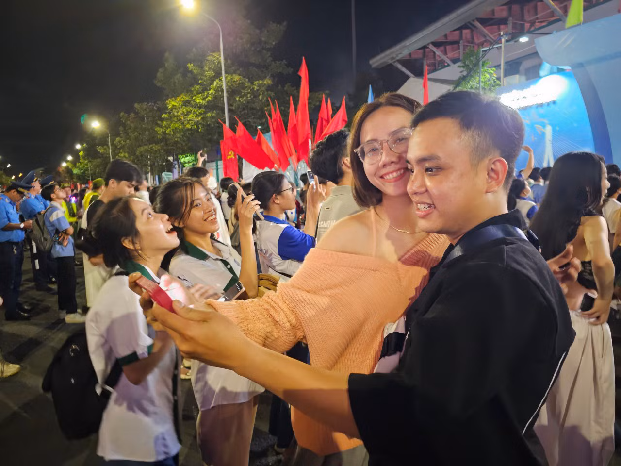Khánh Nhân (28 tuổi) và bạn gái Bích Liên (23 tuổi) kỷ niệm yêu nhau 1 năm. Bích Liên chia sẻ: Nhân sự kiện bắn pháo hoa và bước sang năm mới tụi em trao nhau nụ hôn để làm kỷ niệm.