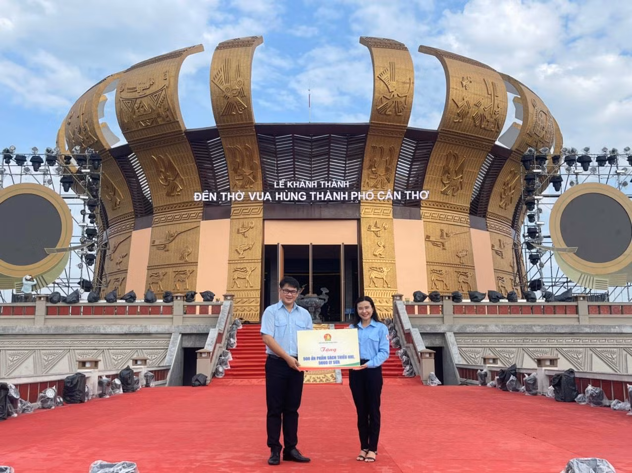 Bí thư Trung ương Đoàn trao tặng sách và sữa cho Ban Điều hành Chuyến xe ước mơ thành phố Cần Thơ