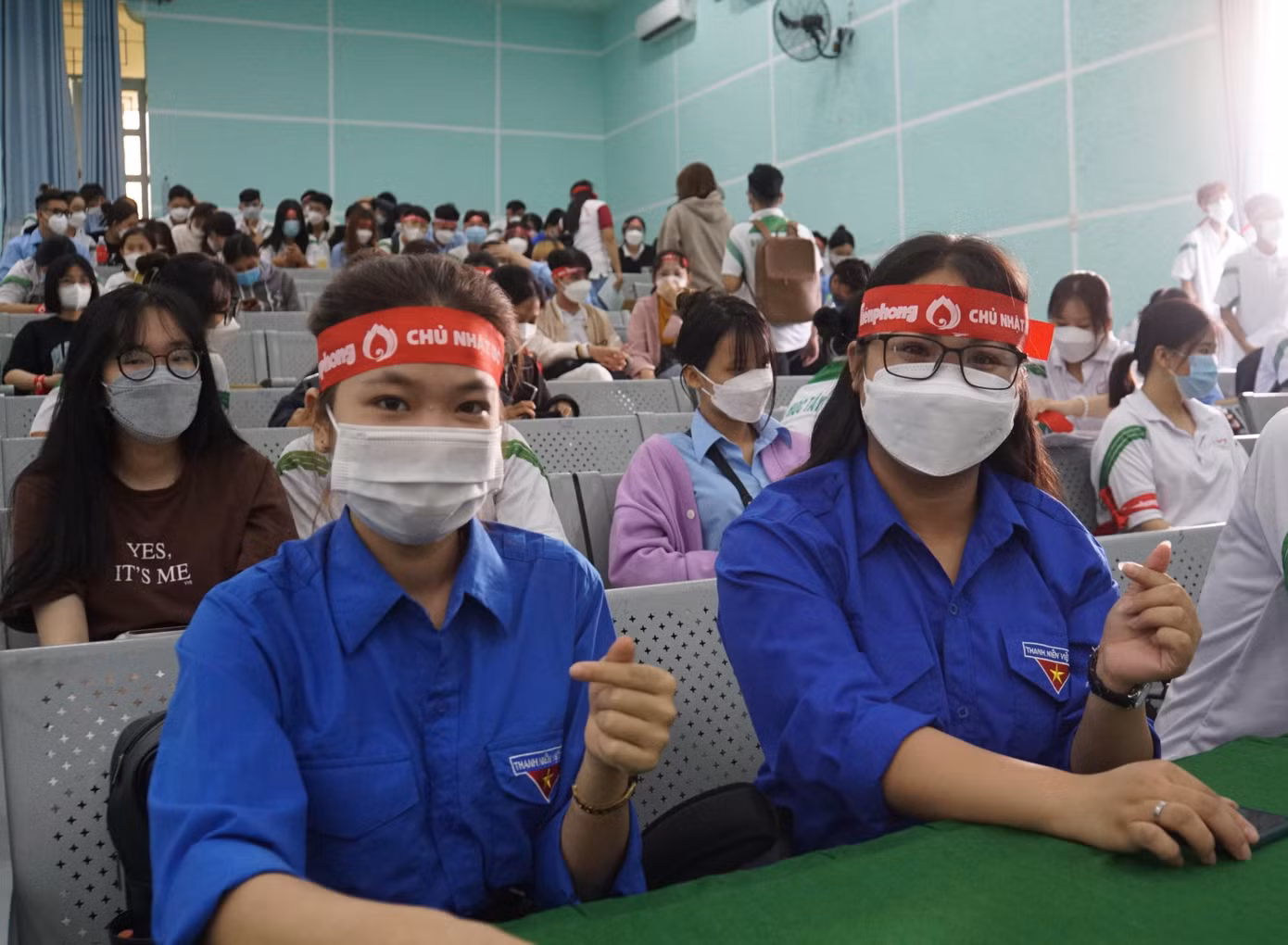 Các bạn sinh viên háo hức tham gia Chủ nhật Đỏ. - Ảnh: Hòa Hội