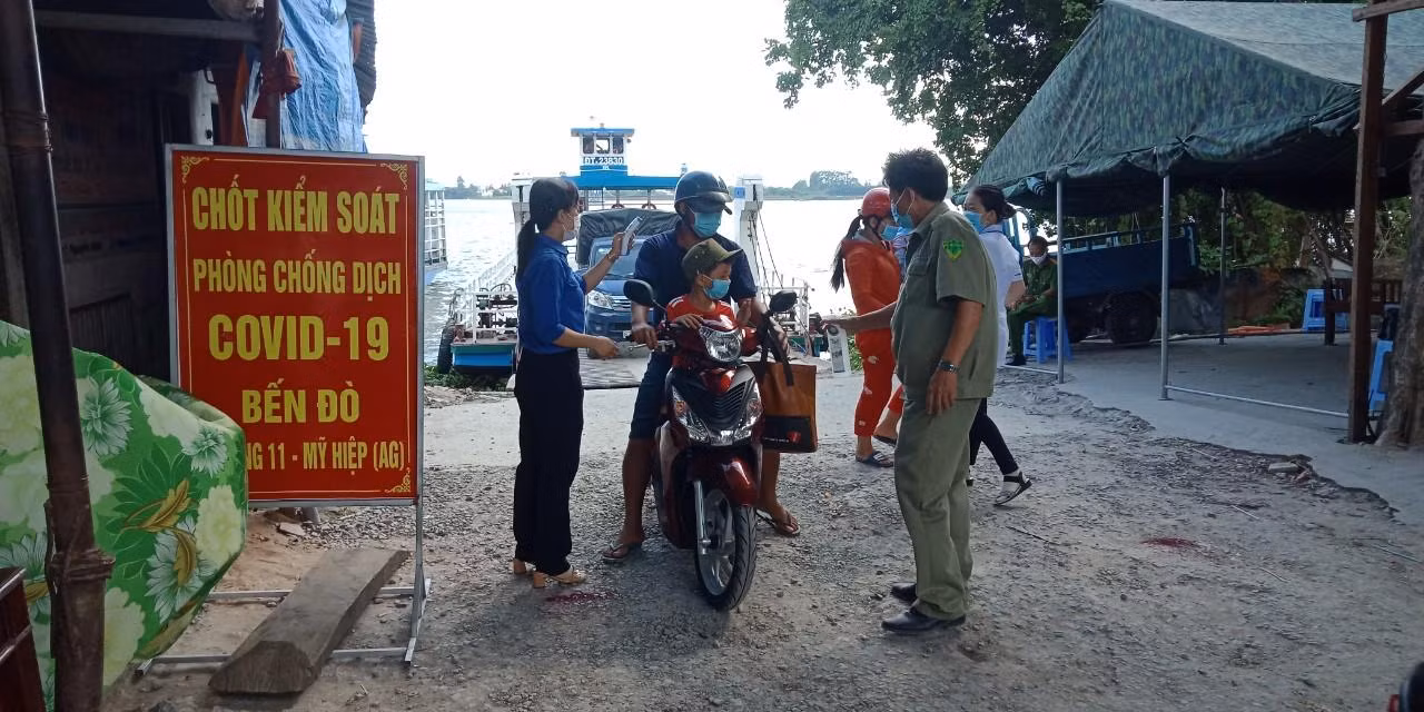 ĐVTN tỉnh Đồng Tháp làm nhiệm vụ tại chốt kiểm soát phòng chống dịch. - Ảnh: TĐ ĐT