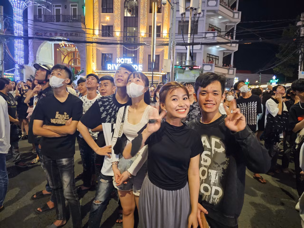 Các bạn trẻ hào hứng trước màn bắn pháo hoa rực rỡ. Ảnh: Hòa Hội