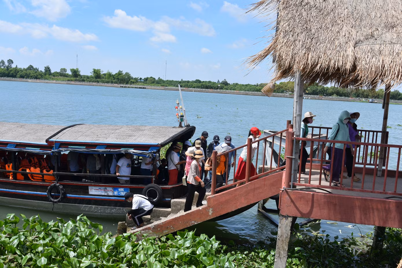 Cù lao Tân Thuận Đông (TP. Cao Lãnh, Đồng Tháp) nằm tách biệt đất liền, không khí trong lành, được bao bọc bởi sông Tiền, đất đai màu mỡ, thuận lợi cho việc phát triển các loại cây ăn trái. Trong ảnh, khách đến cù lao Tân Thuận Đông.