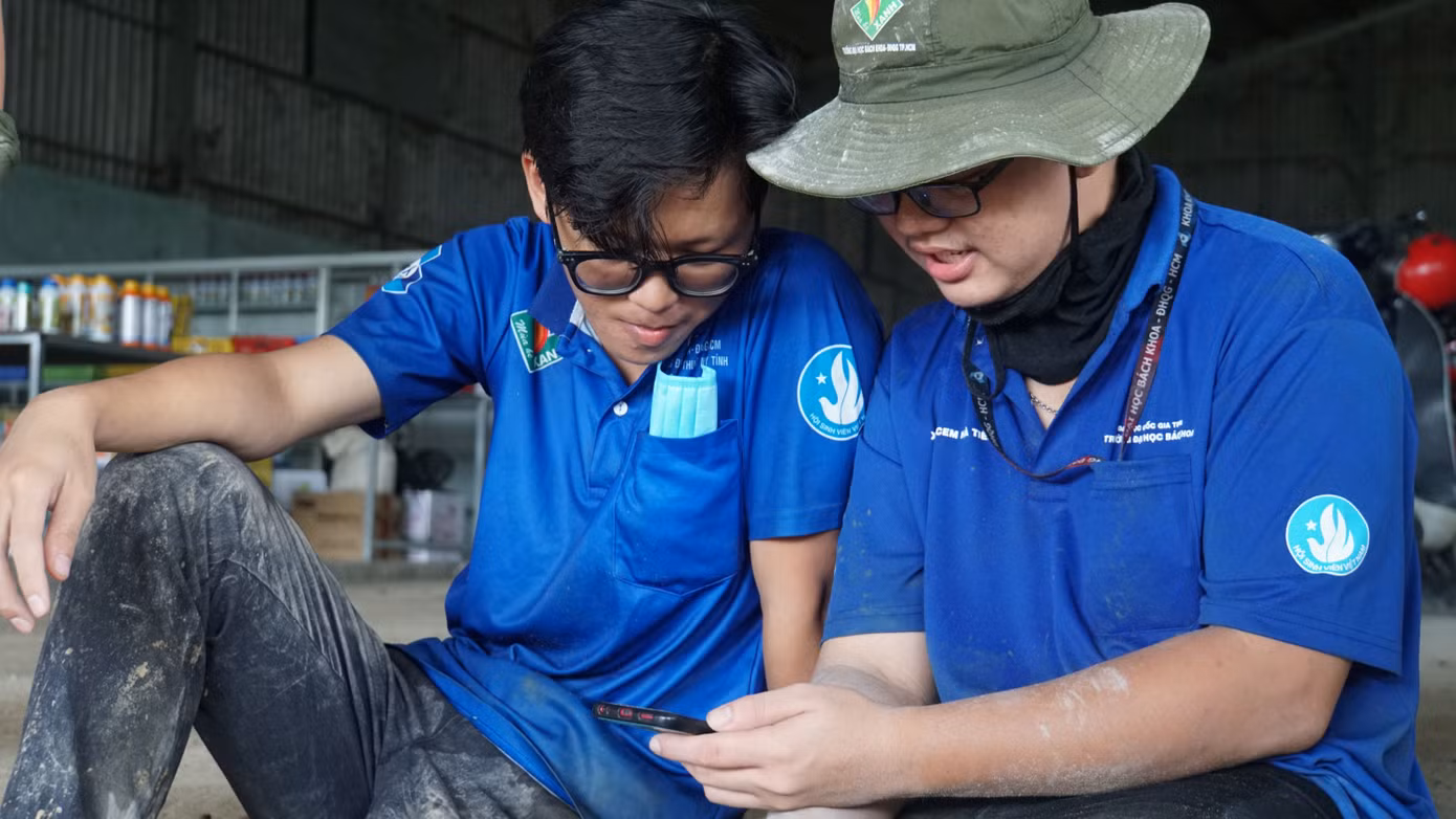 Chiến sĩ thư giãn sau thời gian làm việc. Ảnh: Hòa Hội