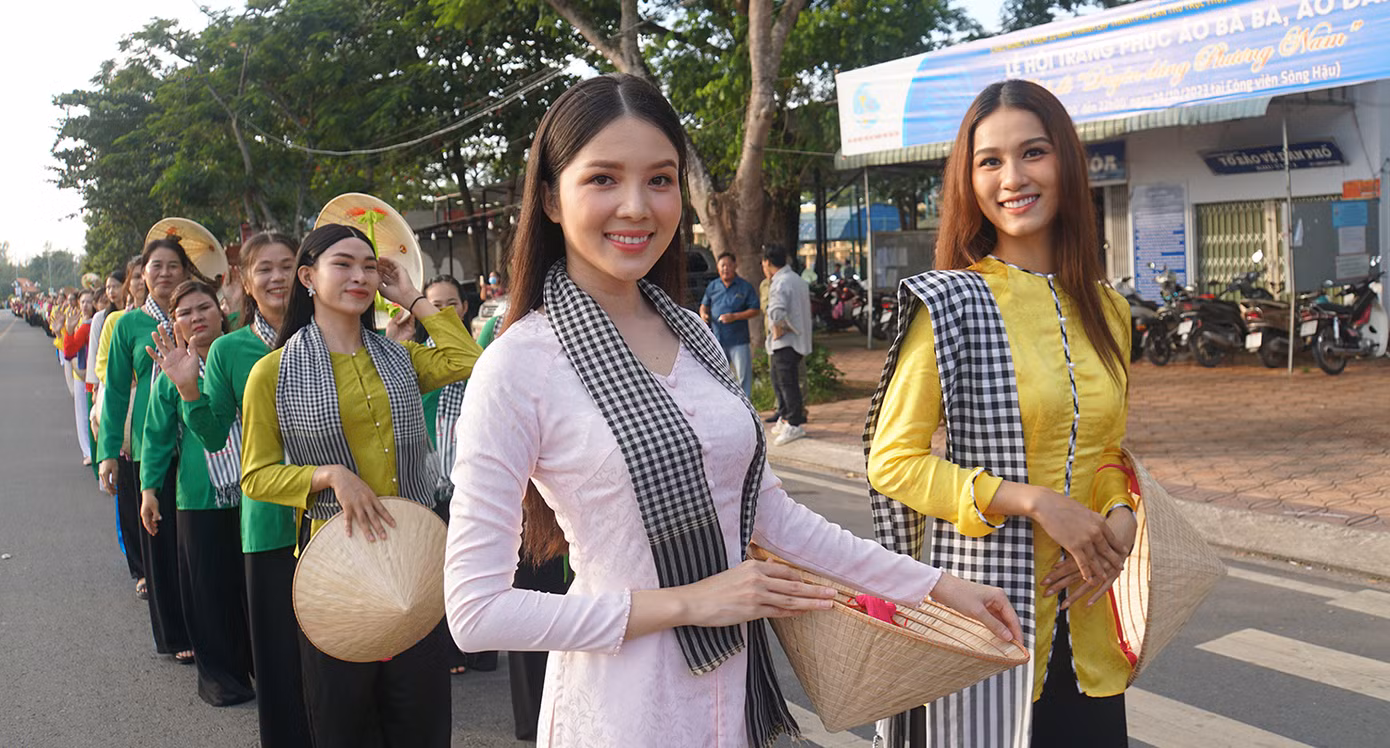 Hoa khôi, Đại sứ du lịch TP Cần Thơ Huỳnh Thúy Vi (bên trái) và Hoa khôi Sinh viên Việt Nam 2020 - Top 10 Hoa hậu Việt Nam 2020 Lê Thị Tường Vy duyên dáng trong trang phục áo bà ba. Ảnh: Hòa Hội.