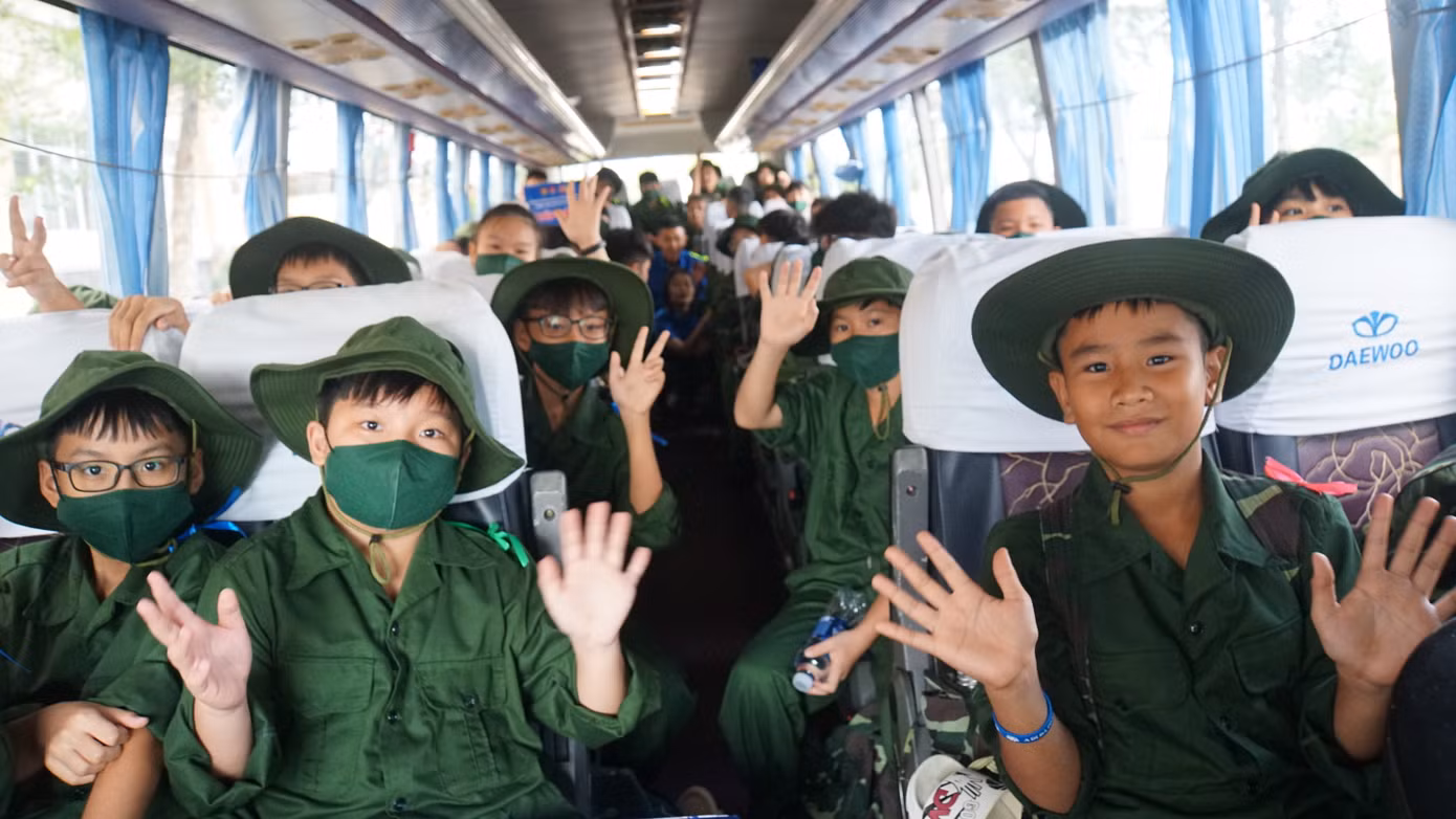 Các em nhỏ hào hứng tham gia chương trình Học kỳ trong quân đội. Ảnh: Hòa Hội.