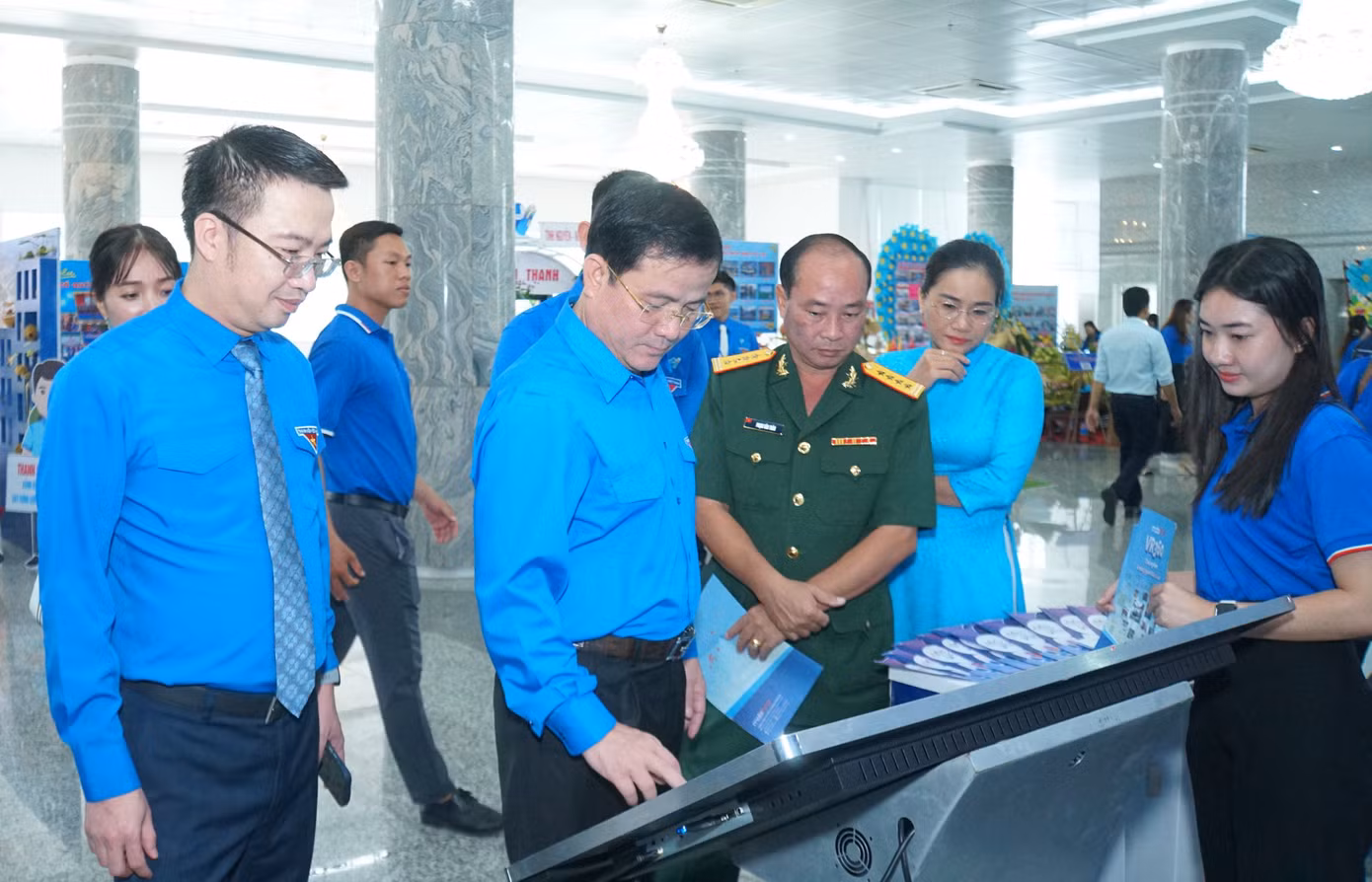 Lãnh đạo Trung ương Đoàn và tỉnh Hậu Giang tham quan gian hàng chuyển đổi số. Ảnh: Hòa Hội