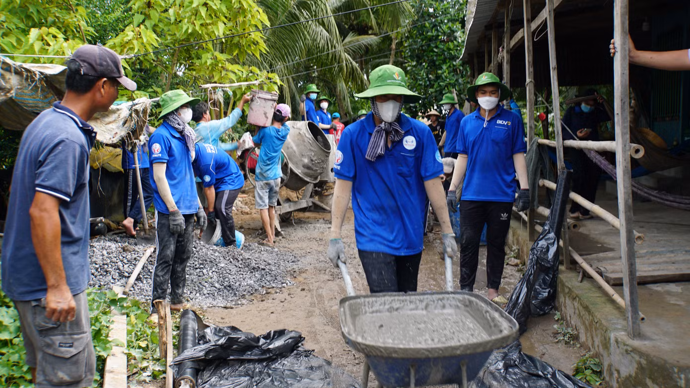 Chiến sĩ tình nguyện Trường đại học Sư phạm kỹ thuật TP.HCM tham gia làm đường nông thôn tại xã Bình Thành, huyện Thanh Bình, tỉnh Đồng Tháp. Ảnh: Hòa Hội