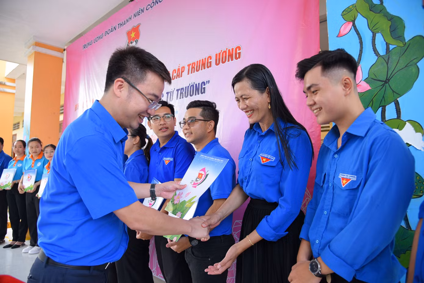 Anh Nguyễn Tường Lâm trao quyết định cho đội thanh niên tình nguyện dạy tiếng Anh tại Đồng Tháp. Ảnh: Hòa Hội