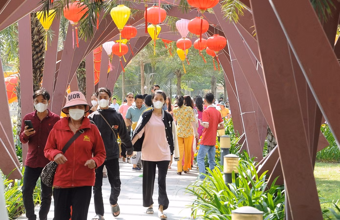 Du khách tham quan Vườn hoa xuân TP Cần Thơ. Ảnh: Cảnh Kỳ.