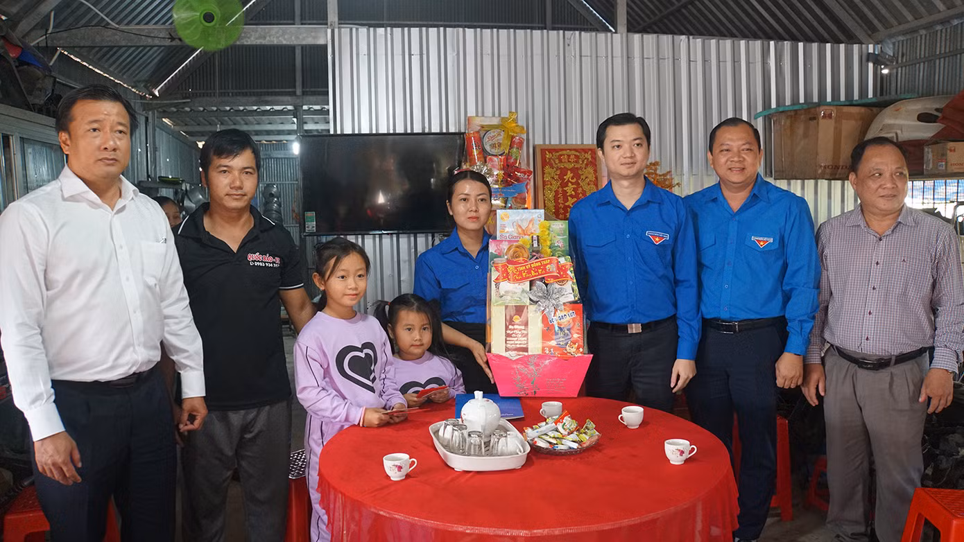 Trong chương trình, Đoàn công tác Trung ương Đoàn thăm hỏi, động viên chị Nguyễn Thị Bé Thương - Bí thư Chi đoàn ấp Tân Hoà Thuận, xã Tân Hội, TP. Hồng Ngự. Chị Bé Thương hoàn cảnh gia đình khó khăn, ở nhà thuê, kinh tế khó khăn nhưng chị vẫn có nhiều đóng góp, sáng kiến cho hoạt động Đoàn tại địa phương.