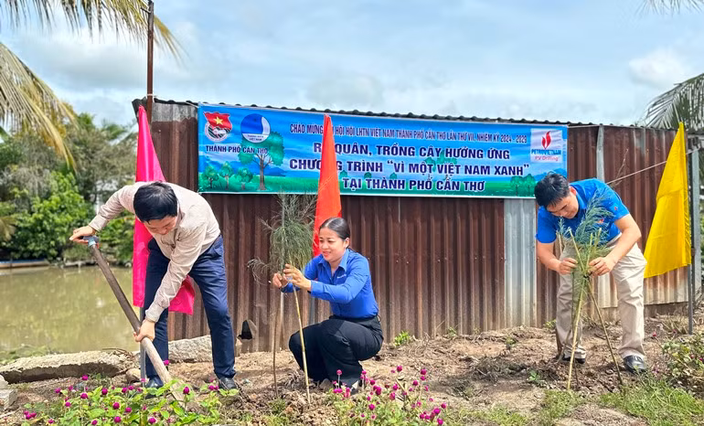 Hoạt động trồng cây xanh sau lễ. Hoạt động trồng cây xanh sau lễ.