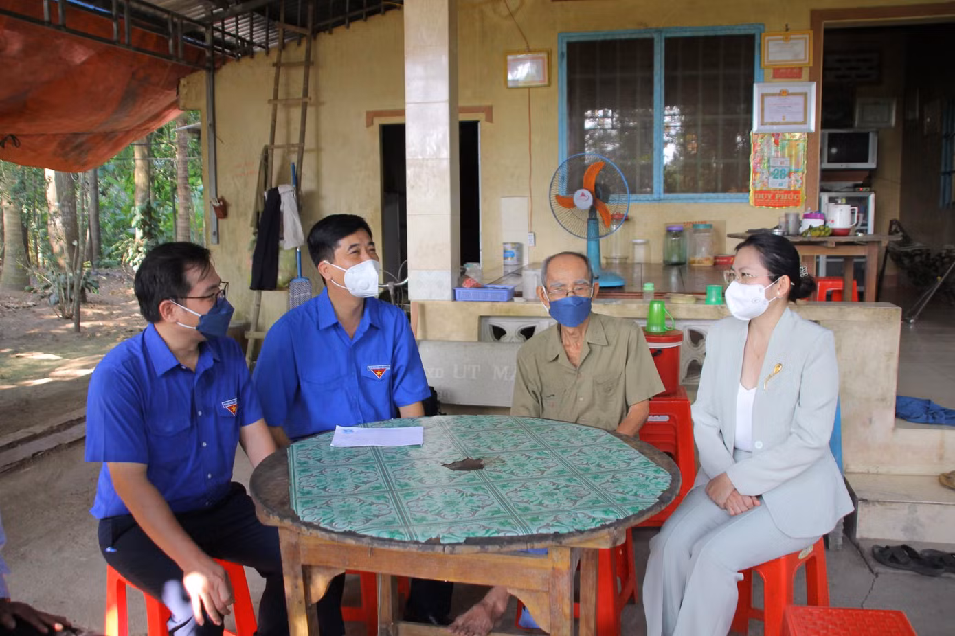 Bà Võ Thị Thủy Tiên, Phó trưởng Ban Dân vận Tỉnh ủy cùng lãnh đạo Tỉnh đoàn An Giang thăm hỏi gia đình chính sách.