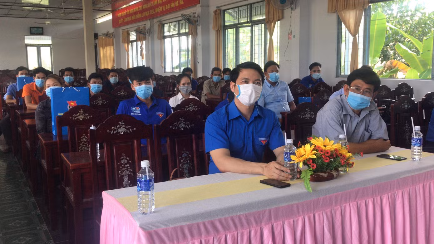 Bí thư Trung ương Đoàn Nguyễn Ngọc Lương tặng 60 bóng đèn cao áp cho huyện Càng Long