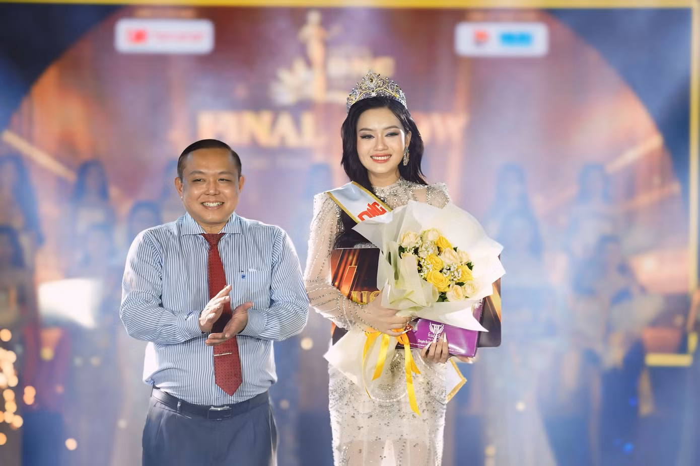 TS.LS. Nguyễn Tiến Dũng – Chủ tịch Hội đồng trường Trường Đại học Nam Cần Thơ trao danh hiệu Hoa khôi cho thí sinh Nguyễn Huỳnh Hải Lam. TS.LS. Nguyễn Tiến Dũng – Chủ tịch Hội đồng trường Trường Đại học Nam Cần Thơ trao danh hiệu Hoa khôi cho thí sinh Nguyễn Huỳnh Hải Lam.