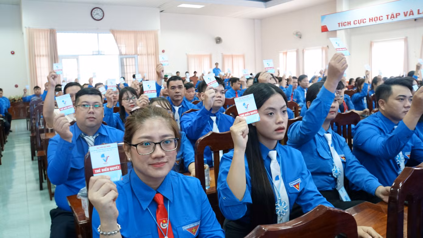 Đại biểu tham gia biểu quyết. Ảnh: Hòa Hội