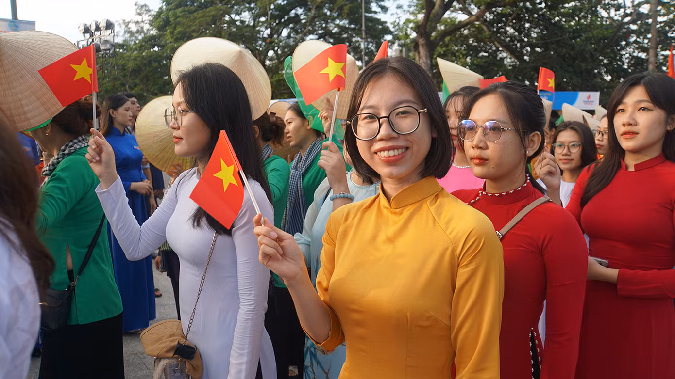 Áo dài là biểu tượng văn hóa gắn liền với hình ảnh người phụ nữ Việt Nam, tôn lên vẻ đẹp thanh lịch, dịu dàng của người phụ nữ. Ảnh: Hòa Hội.