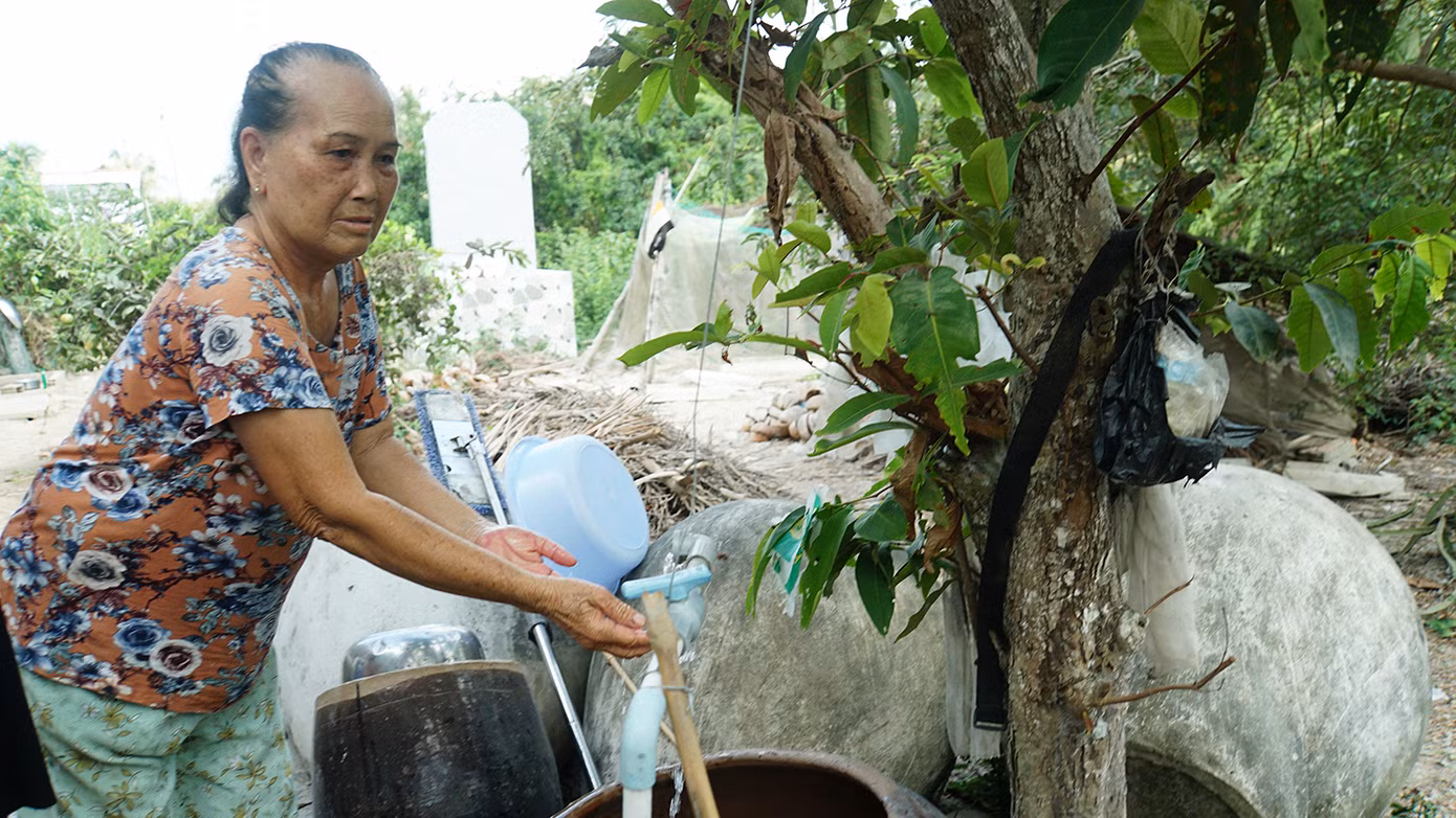 Bà Trần Thị Trinh (68 tuổi) ở ấp 3, xã An Ngãi Trung (Ba Tri, Bến Tre) là gia đình chính sách. Bà sống với con gái và cháu ngoại. Ảnh: Hòa Hội
