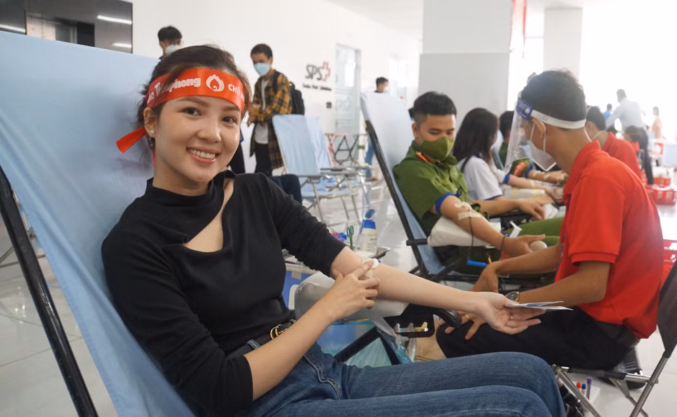 Lãnh đạo Thành đoàn, Hội chữ thập đỏ TP Cần Thơ cùng Hoa khôi Huỳnh Thúy Vi