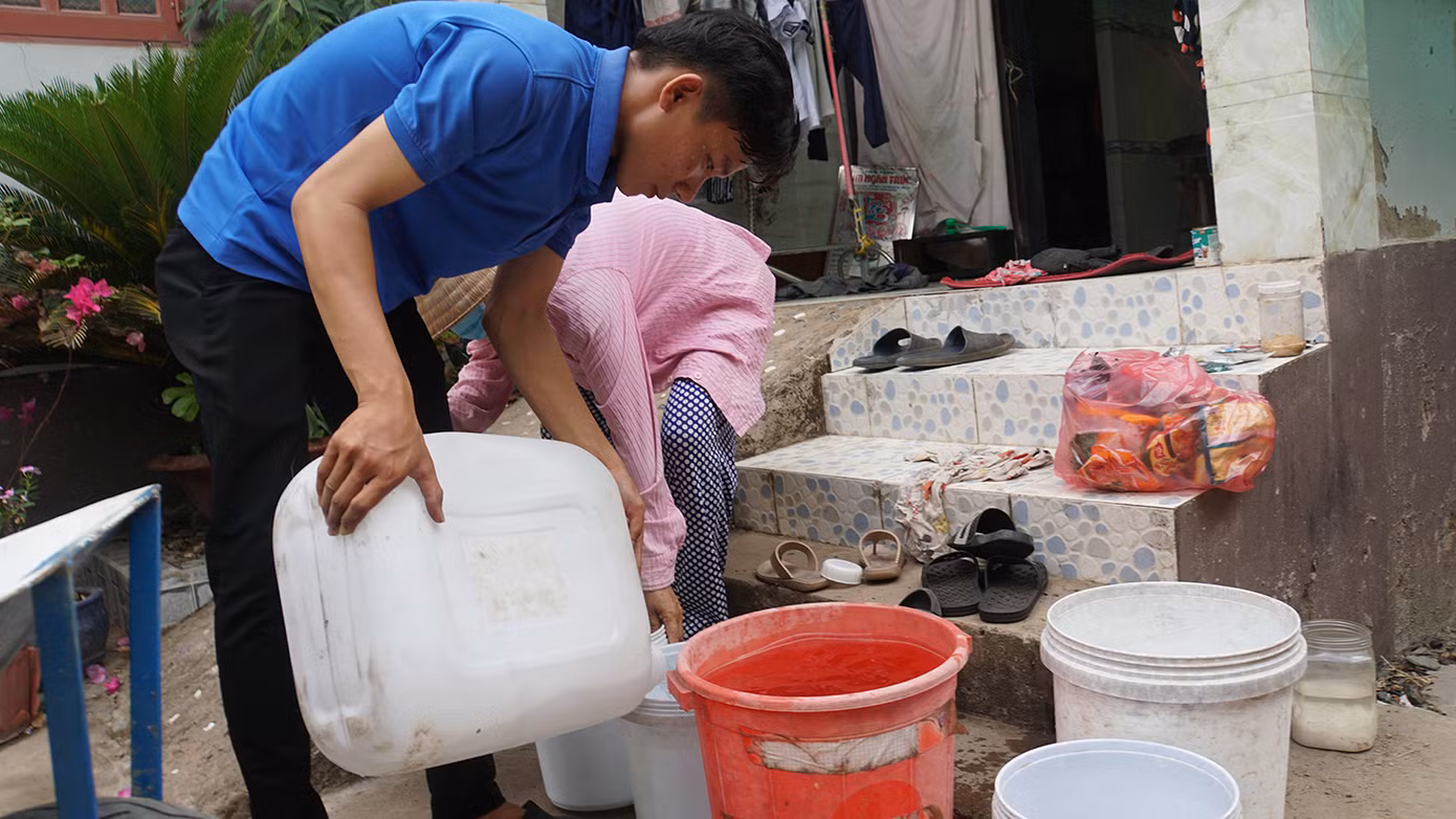 Tỉnh Đoàn Bến Tre phối hợp các mạnh thường quân hỗ trợ hàng trăm khối nước sạch sinh hoạt và nước uống trên địa bàn huyện Giồng Trôm và huyện Châu Thành, BÌnh Đại, Ba Tri... Ảnh: Hòa Hội