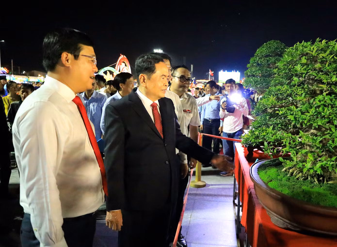 Phó Chủ tịch Thường trực Quốc hội Trần Thanh Mẫn tham quan hoa kiểng trưng bày tại Festival. Ảnh: PV.