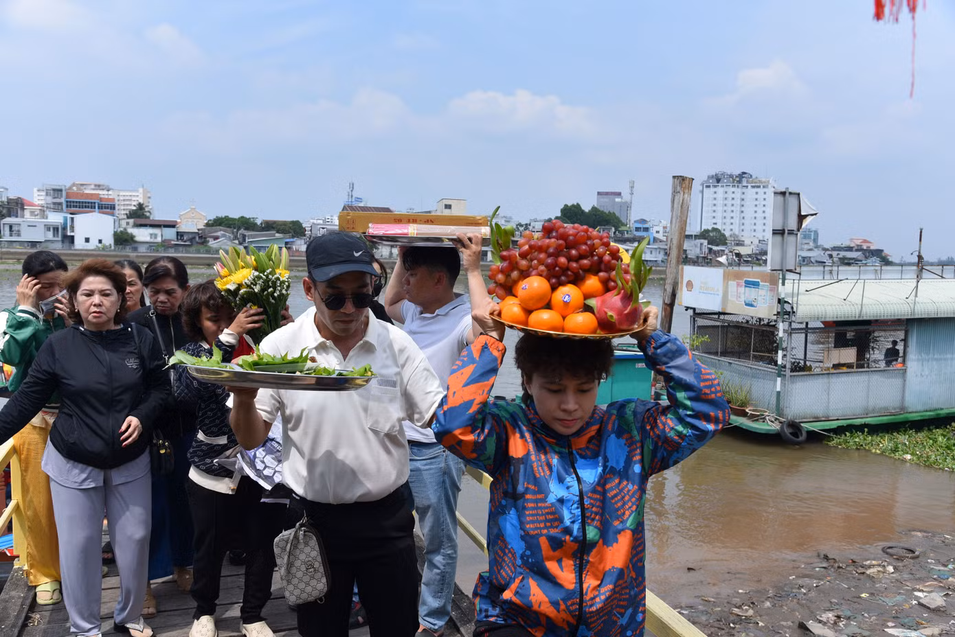 Người dân đội lễ dâng bà chúa Xứ xóm Chài, phường Hưng Phú, Cái Răng, TP Cần Thơ. Ảnh: Hòa Hội.