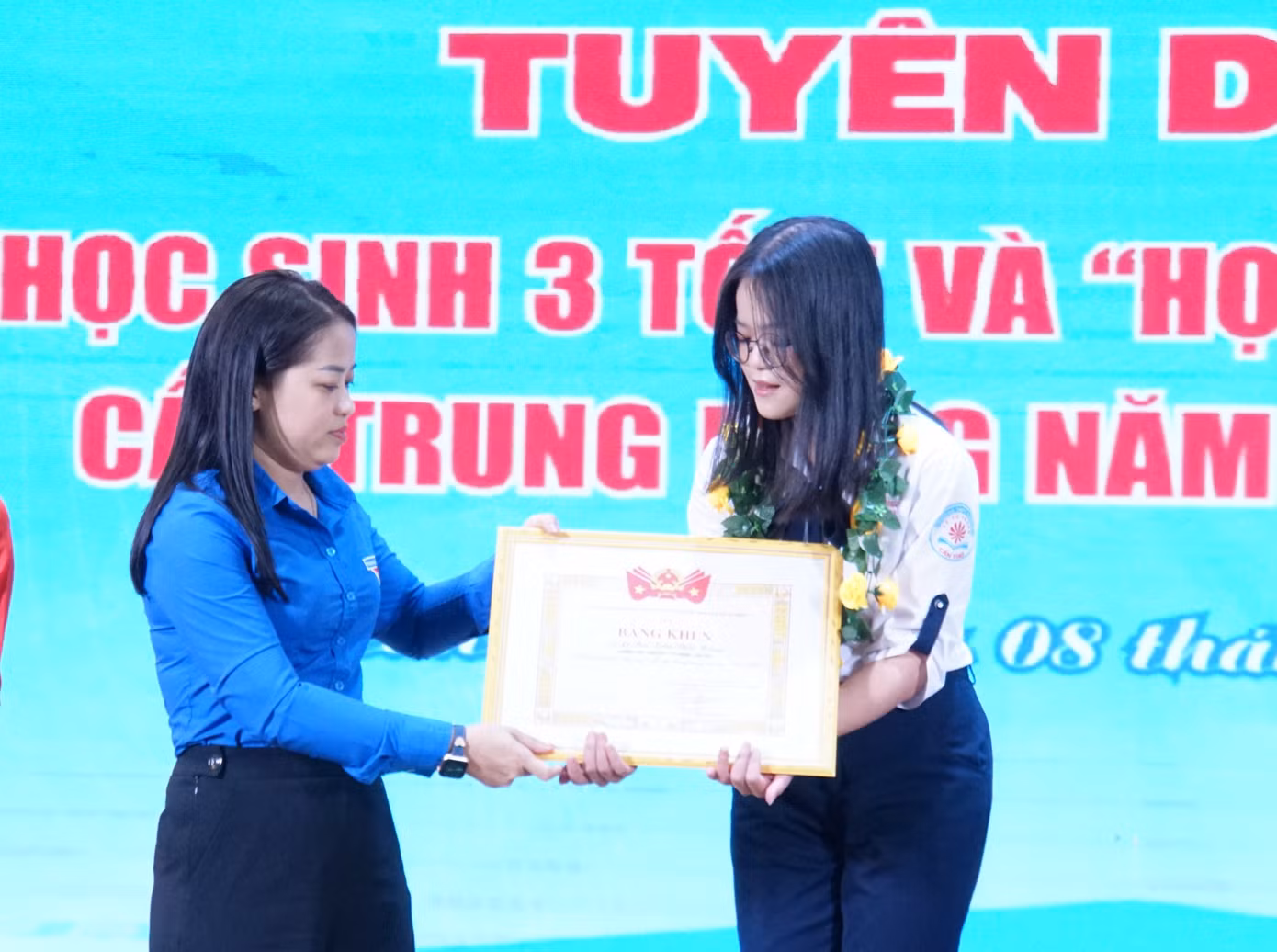Chị Lư Thị Ngọc Anh - Bí thư Thành Đoàn Cần Thơ trao tặng danh hiệu Học sinh 3 rèn luyện cấp Trung ương cho học sinh. Ảnh: Hòa Hội