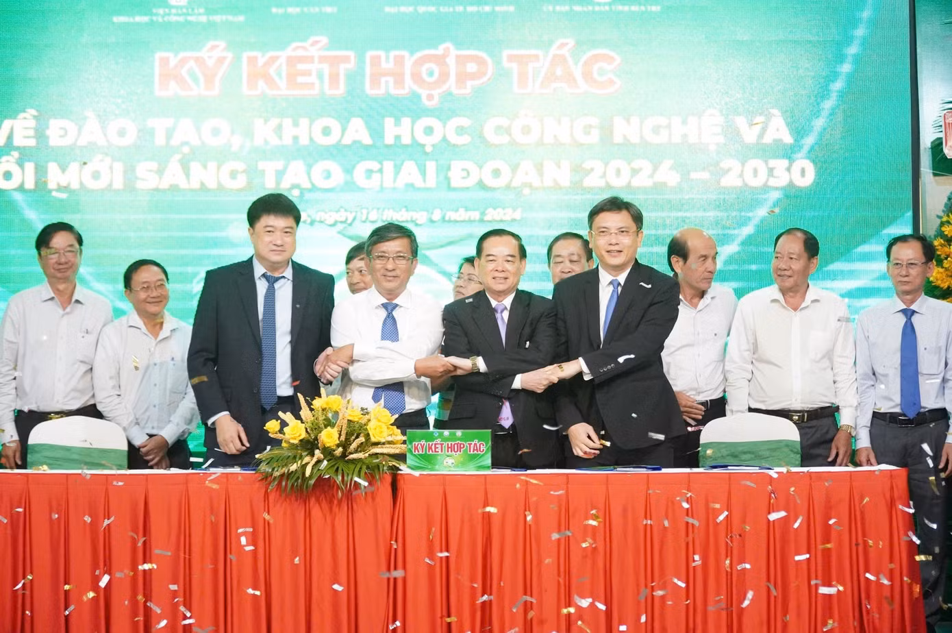 Lãnh đạo tỉnh Bến Tre ký kết hợp tác với các đơn vị về nghiên cứu, phát triển các sản phẩm từ dừa và tín chỉ carbon.