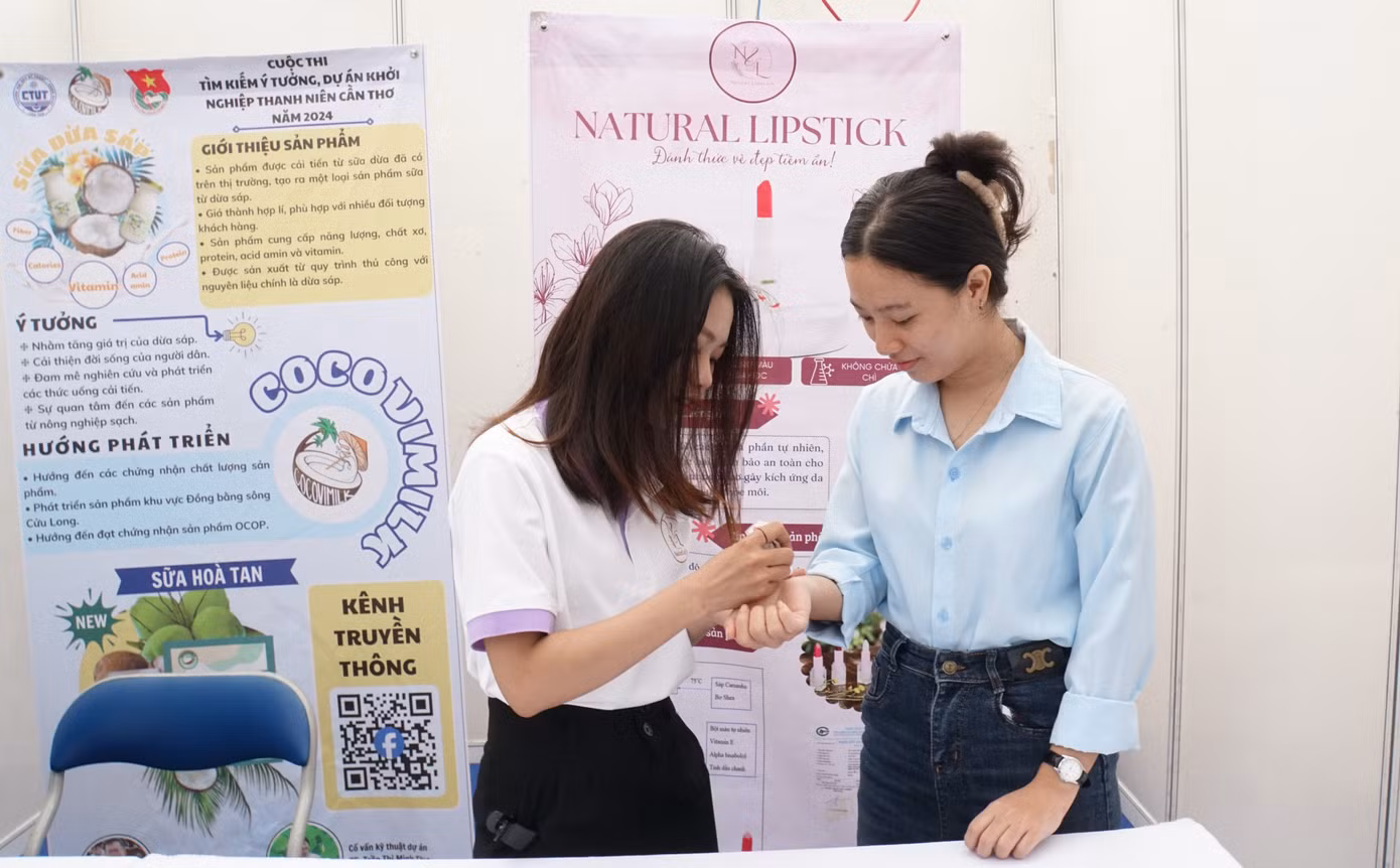 Bạn trẻ trải nghiệm sản phẩm son môi tại ngày hội. Ảnh: Hòa Hội