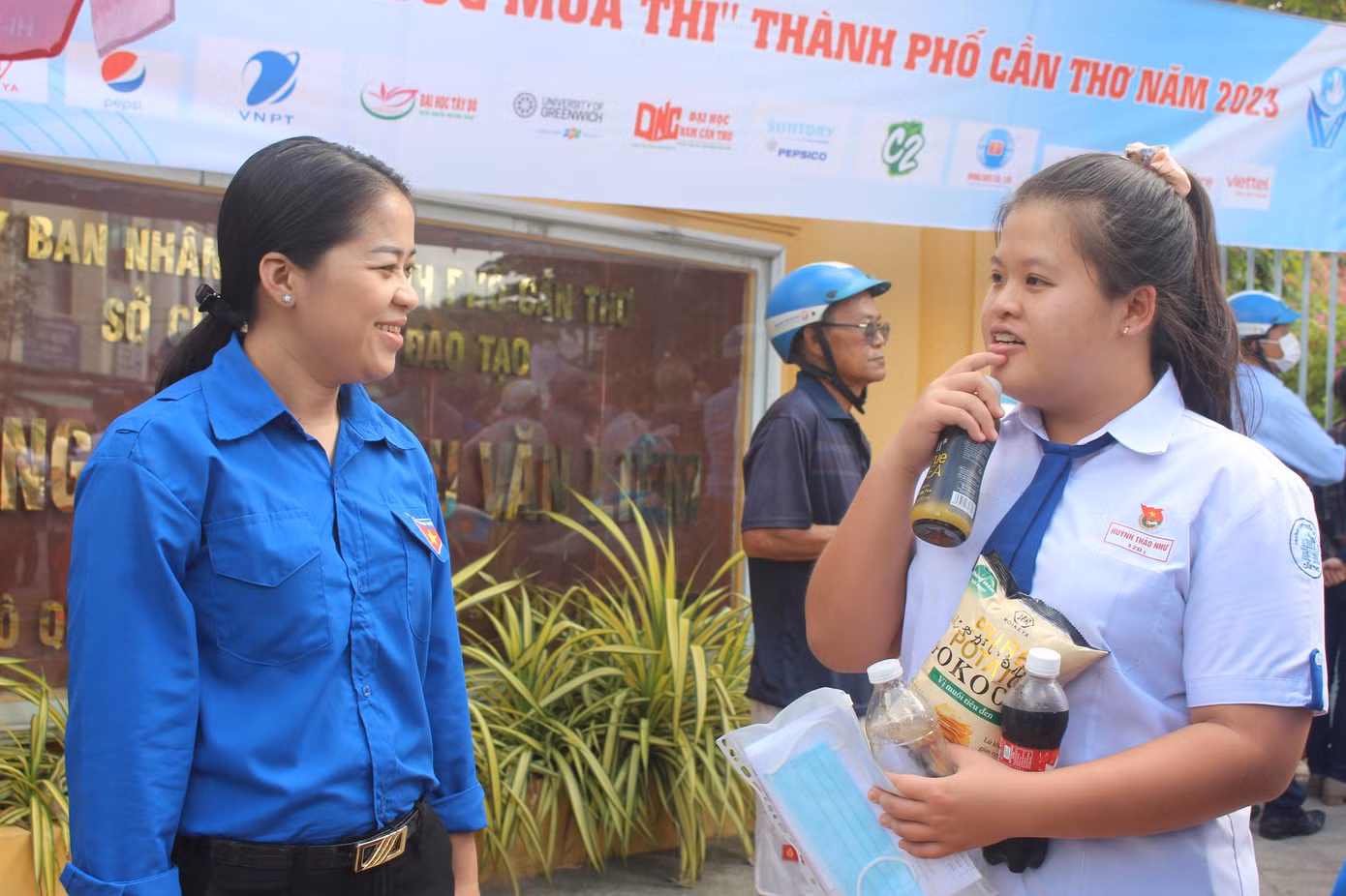 Chị Lư Thị Ngọc Anh - Bí thư Thành Đoàn Cần Thơ trò chuyện với thí sinh thi Tốt nghiệp THPT năm 2023.